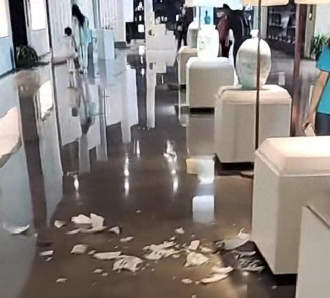 小孩打碎博物馆标价近12万陶瓷瓶