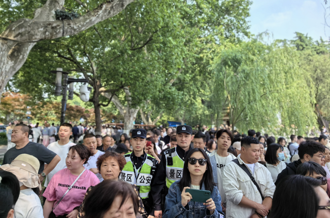 杭州西湖龙翔桥开启“人从众”模式 五一假期首日盛况