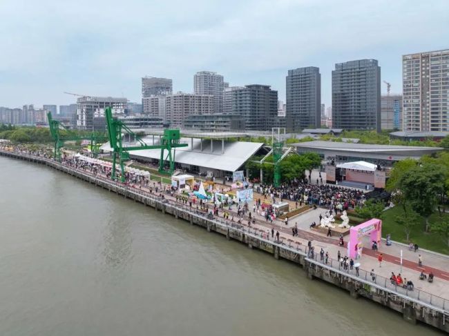 五一上海外滩如厕难 运维公司回应 咖啡文化节人潮涌动，服务升级应对
