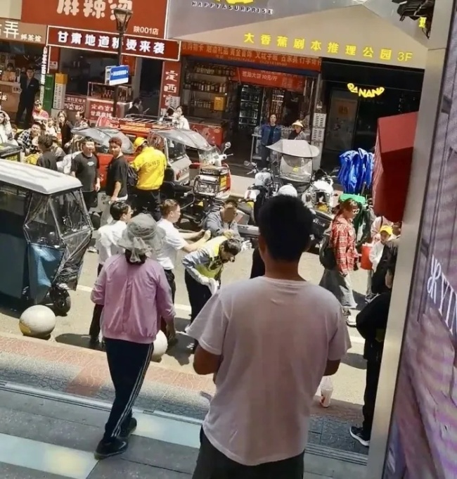 警方回应西安男子当街殴打辅警
