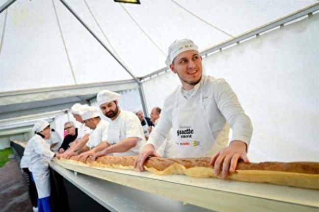法国面包师烤出140米长法棍