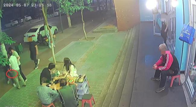 男子街边被刺中大腿倒地身亡 嫌犯已被控制