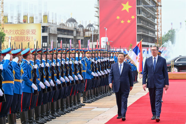 习近平同塞尔维亚总统武契奇举行会谈