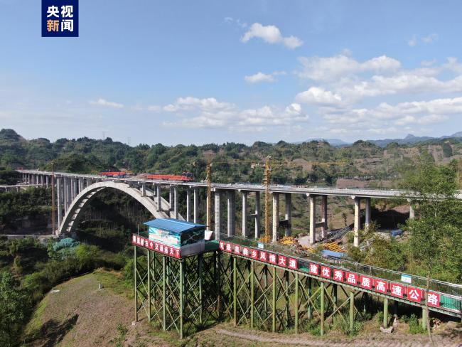 四川樂西高速蘇壩特大橋順利實現雙幅貫通
