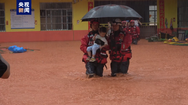 廣西南寧積水倒灌進幼兒園 消防轉移172名師生