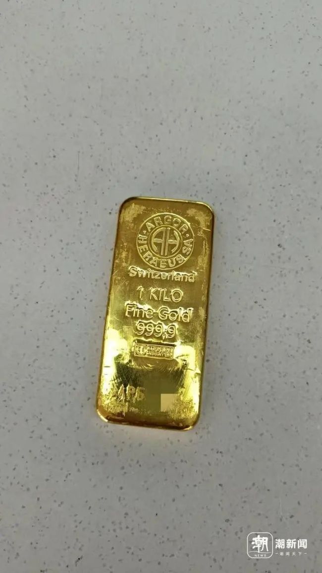 金价回落有人砸100多万 入手2公斤金条想抄底