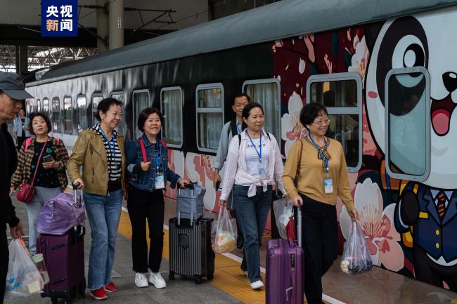 西南地區首趟！中老兩國旅遊列車“熊貓專列”開行