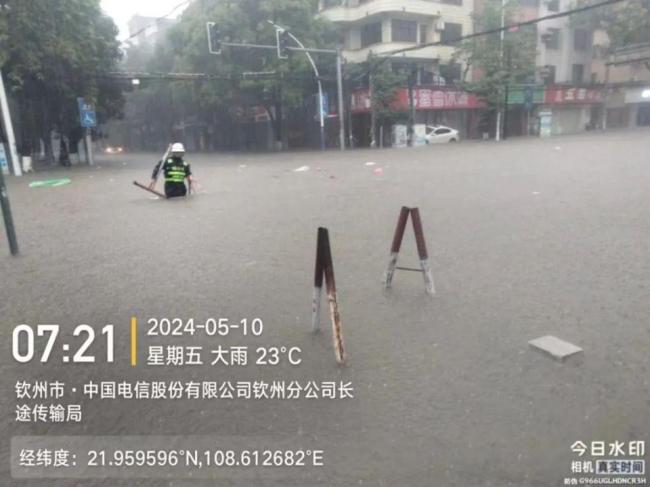 广西钦州遇强降雨现内涝 城区严重积涝需警惕