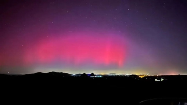 新疆出现罕见极光 天文奇观点亮夜空(2)