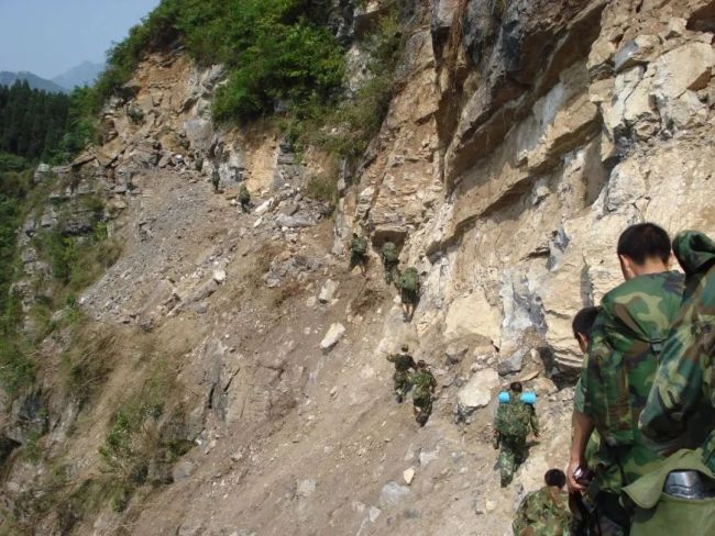 16年前空降兵勇士惊天一跳 铭记汶川重生之旅