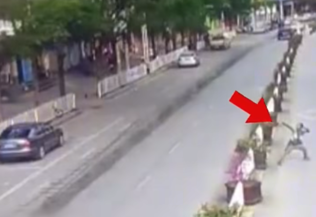 云南一男子用弹弓打碎交通摄像头 警方回应未造成人员伤亡