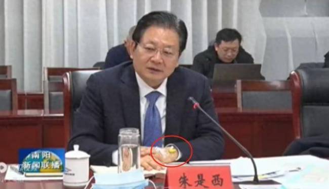 网红官员被查：曾带针头开会，主政风云再掀波澜