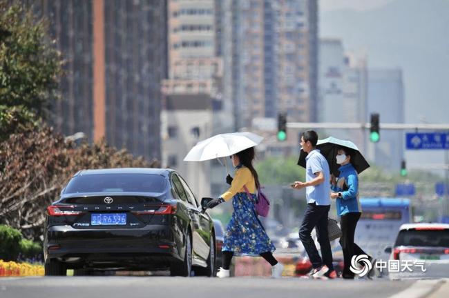 今年北京首次衝上30℃ 暖熱升級行人遮陽出行