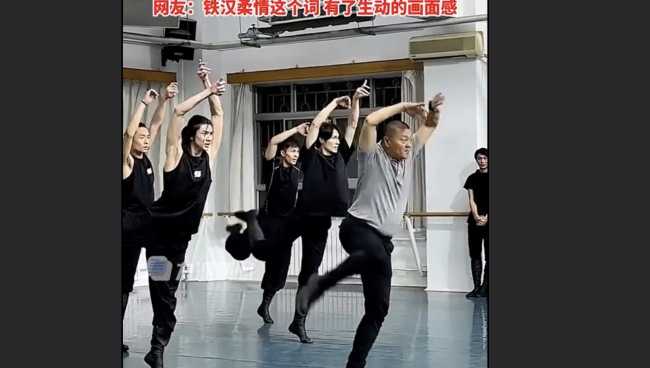 舞蹈学院院长带学生跳蒙古舞 舞动灵魂，诠释艺术魅力