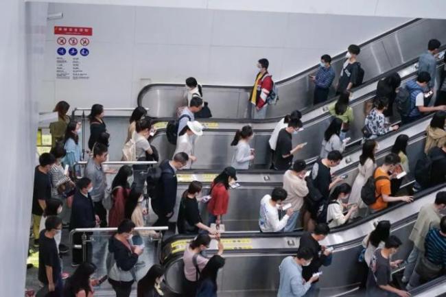乘坐扶梯要“左行右立”吗？成都地铁：不提倡！专家解读 安全效率新举措