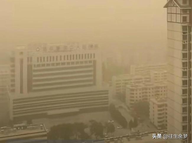 甘肃河西走廊多地出现沙尘暴 红褐色天幕下的自然警讯