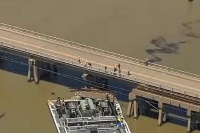 美国得州一大桥因驳船撞击关闭 部分石油泄漏