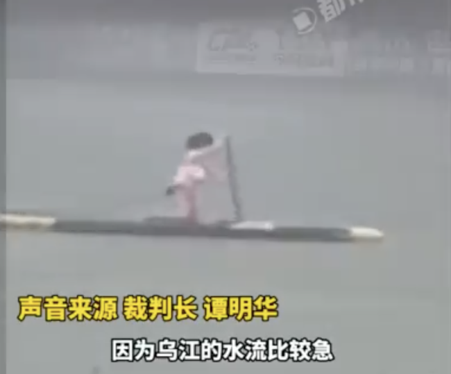 8岁女孩在桨板比赛中冒雨坚持完赛 逆流而上，精神可嘉