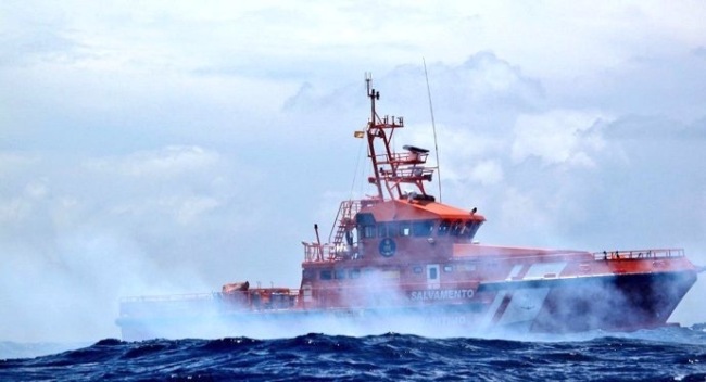 西班牙海上救援队拦截一艘载有54人的移民船