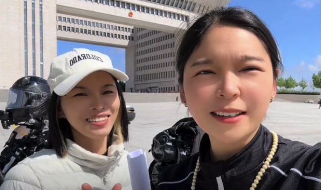 两个女生骑摩托车从中国去欧洲 成功入境哈萨克斯坦