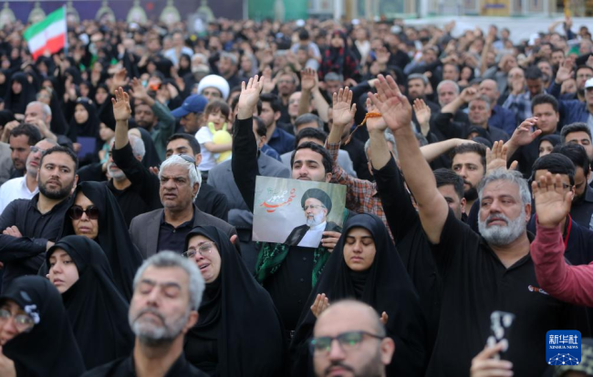 伊朗已故总统莱希被安葬在其家乡 数百万人送行
