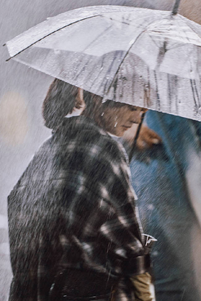 赵丽颖《在人间》杀青了 雨夜独行展孤单美，少女心满满惹人爱