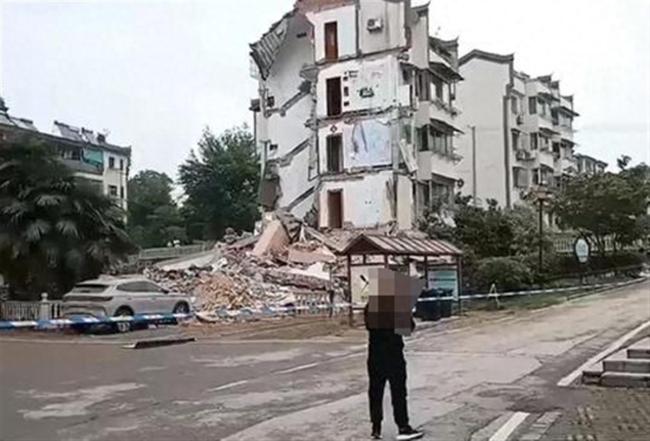 安徽楼房坍塌 居民：垮掉整整一单元！