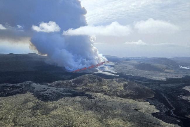 冰岛一火山再喷发岩浆高达50米 居民游客紧急疏散