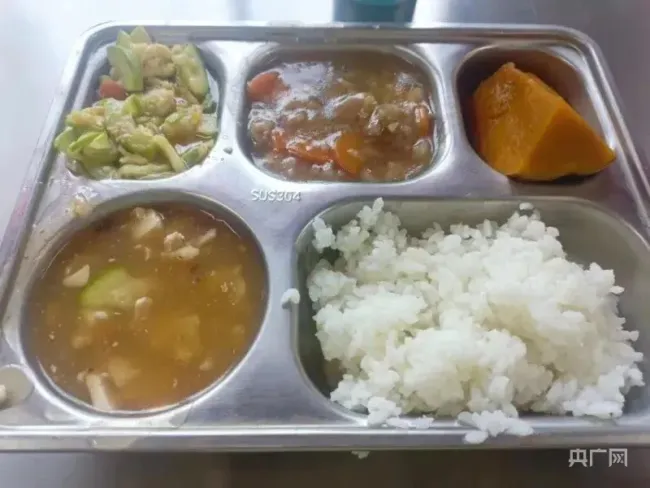 教育局回应学生餐被指用腐烂食材 全面调查，严肃处理