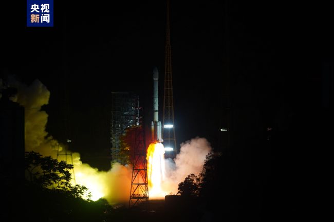 巴基斯坦总理祝贺巴通信卫星从中国成功发射