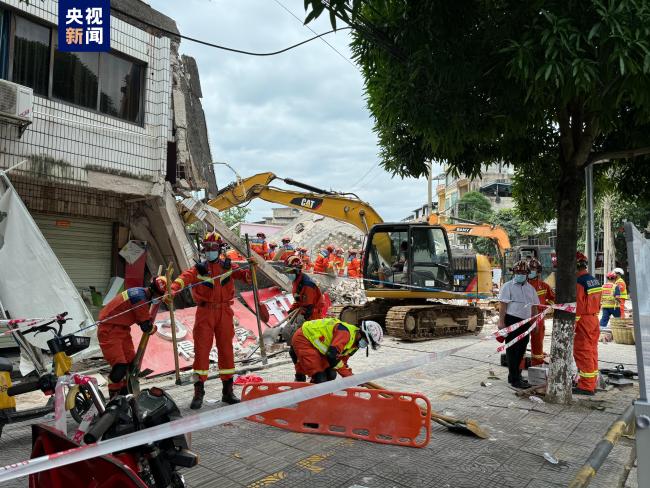 广西倒塌事故4人被困3人已被救出