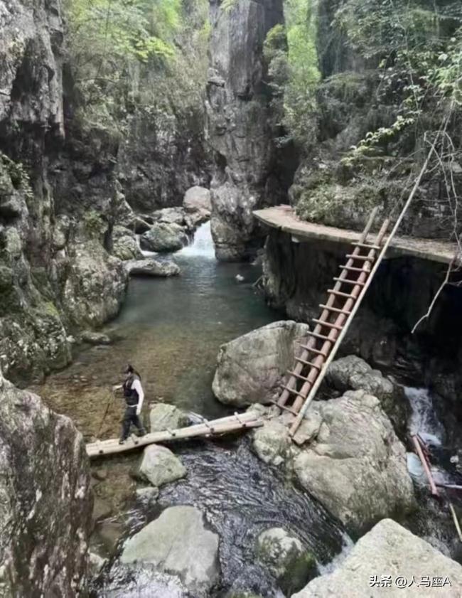 抽烟男俩动作或致落水男女遭难 网友聚焦安全意识缺失