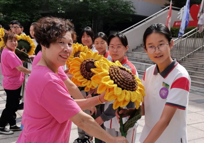 宁波巧手阿姨们祝中考学生一举夺魁 手工向日葵暖人心