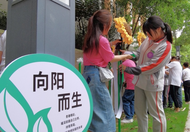 宁波巧手阿姨们祝中考学生一举夺魁 手工向日葵暖人心