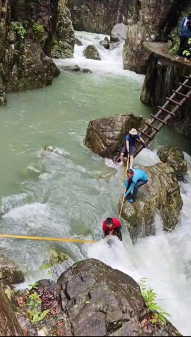 救援队介绍打捞现场情况：在水底发现2名失联驴友遗体