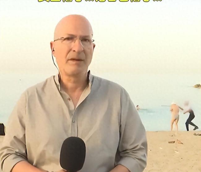 希腊记者海滩直播意外拍下抢劫一幕 光天化日下的惊魂一刻