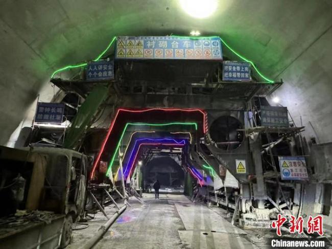 青海一在建隧道发生塌方 3人失联 救援行动紧急展开