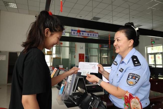 移民管理警察为高考学子送祝福 开通绿色通道 助力梦想起航