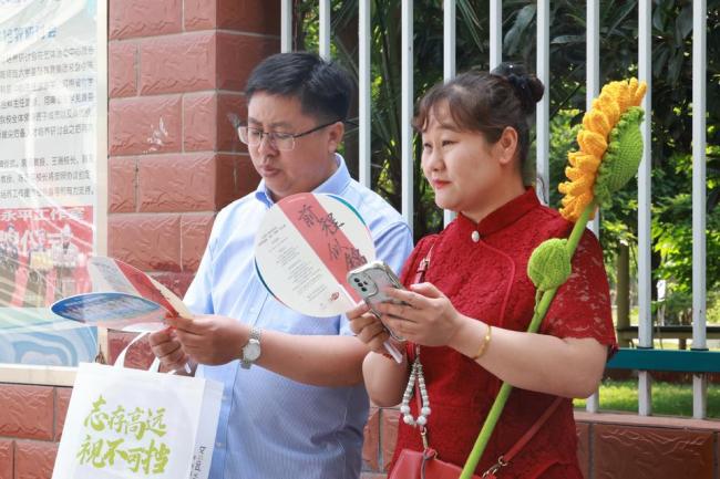 考場(chǎng)外的“守望者” 鮮花寄深情，靜候佳音來(lái)