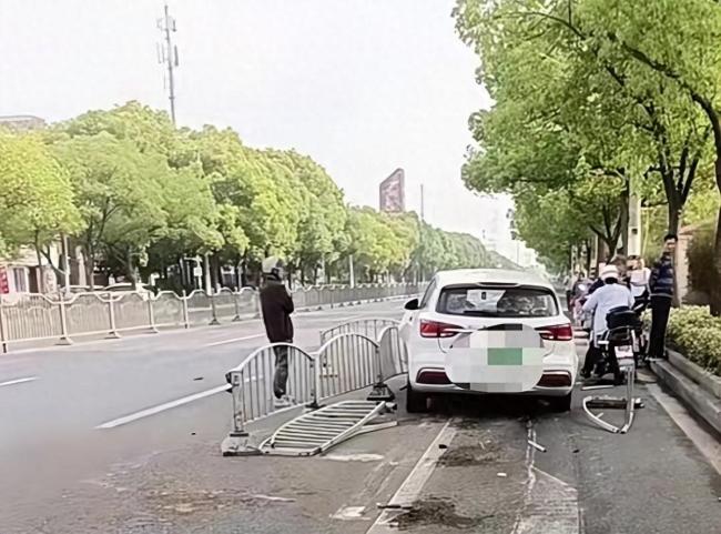 上海宝山区发生交通事故致1死1伤 轿车失控酿悲剧