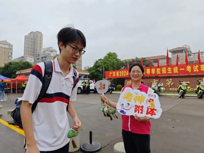 姥姥给高考外孙女送向日葵跑错考点 温馨送考情满场