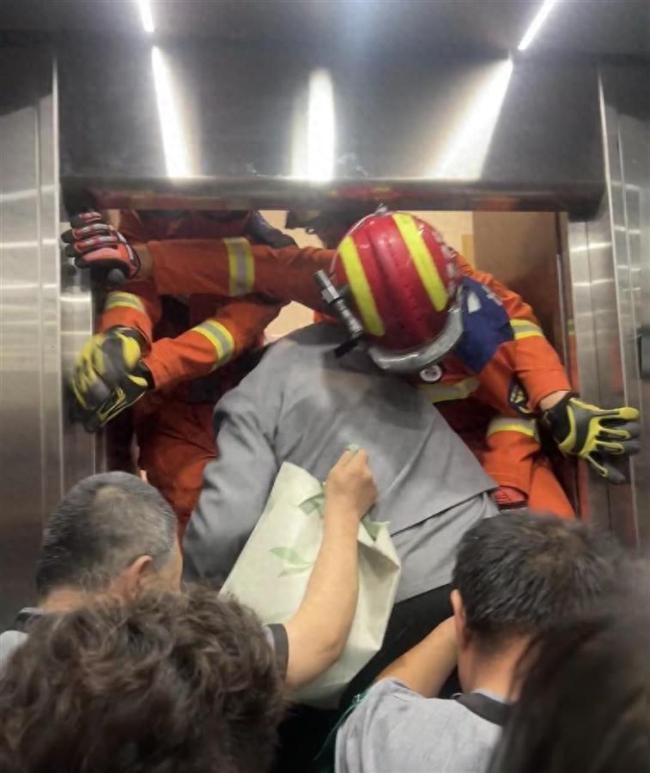 商场电梯急坠 十余人被困半小时 消防速援除险情