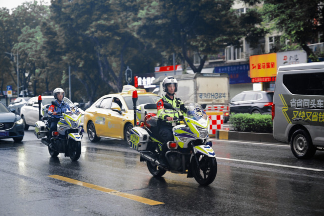 姥姥给高考外孙女送向日葵跑错考点 温馨送考情满场