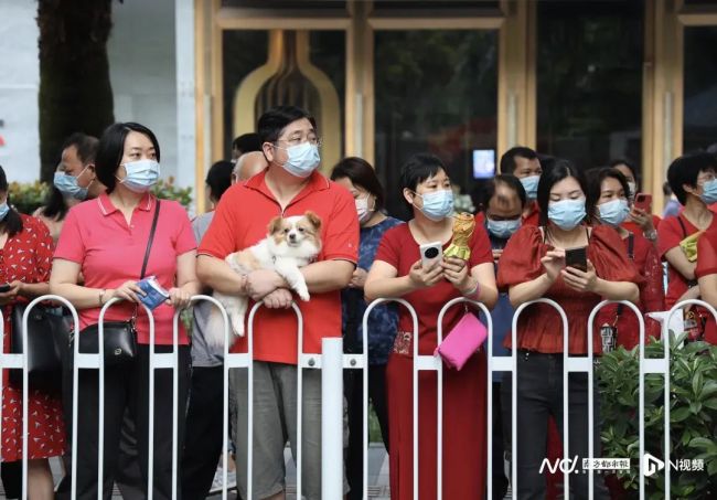 姥姥给高考外孙女送向日葵跑错考点 温馨送考情满场