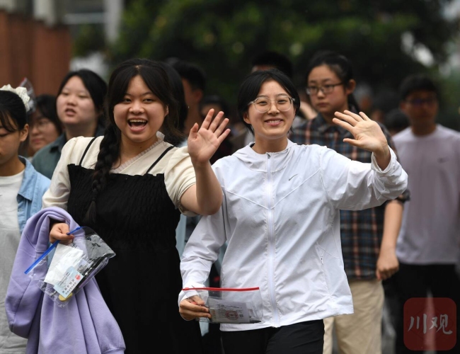 提前交卷的考生带着笑容走出考场 自信满满迎接下来的挑战