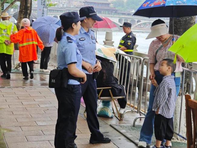 龙舟赛安保现场小朋友喂民警吃粽子 温情一幕暖人心