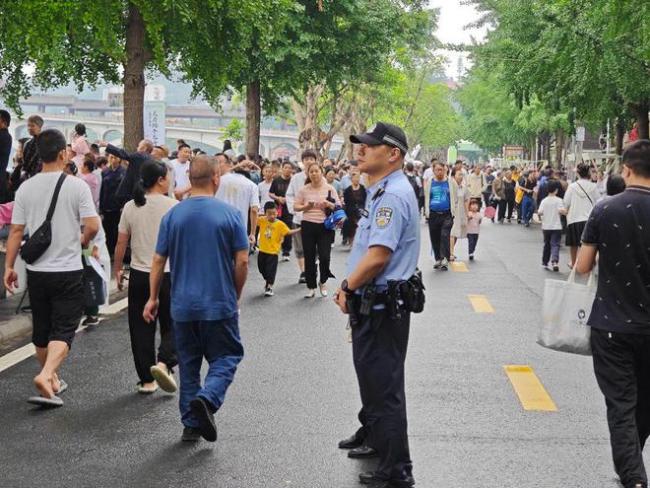 龙舟赛安保现场小朋友喂民警吃粽子 温情一幕暖人心