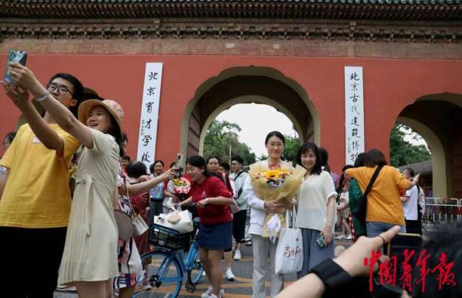 北京高考落幕 鲜花与亲情相伴迎接考生