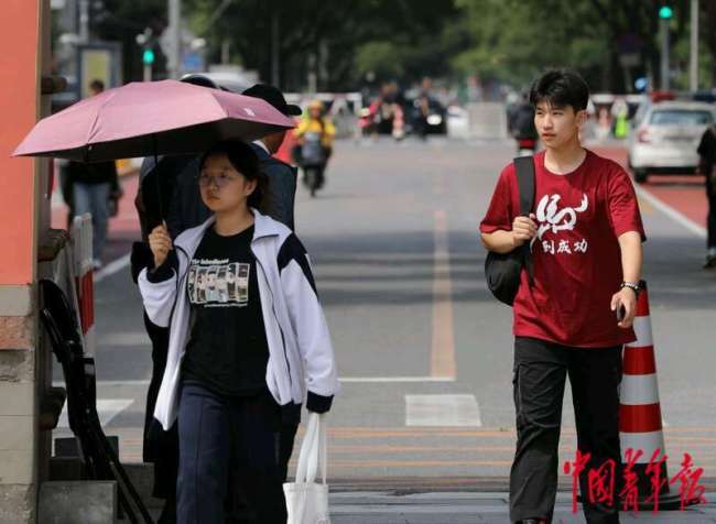 北京高考落幕 鲜花与亲情相伴迎接考生