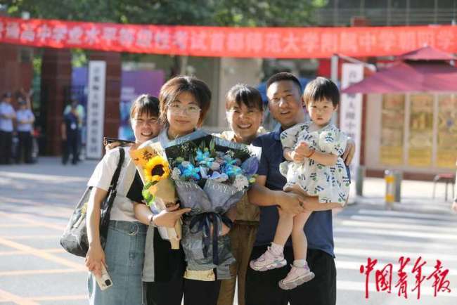 北京高考落幕 鲜花与亲情相伴迎接考生